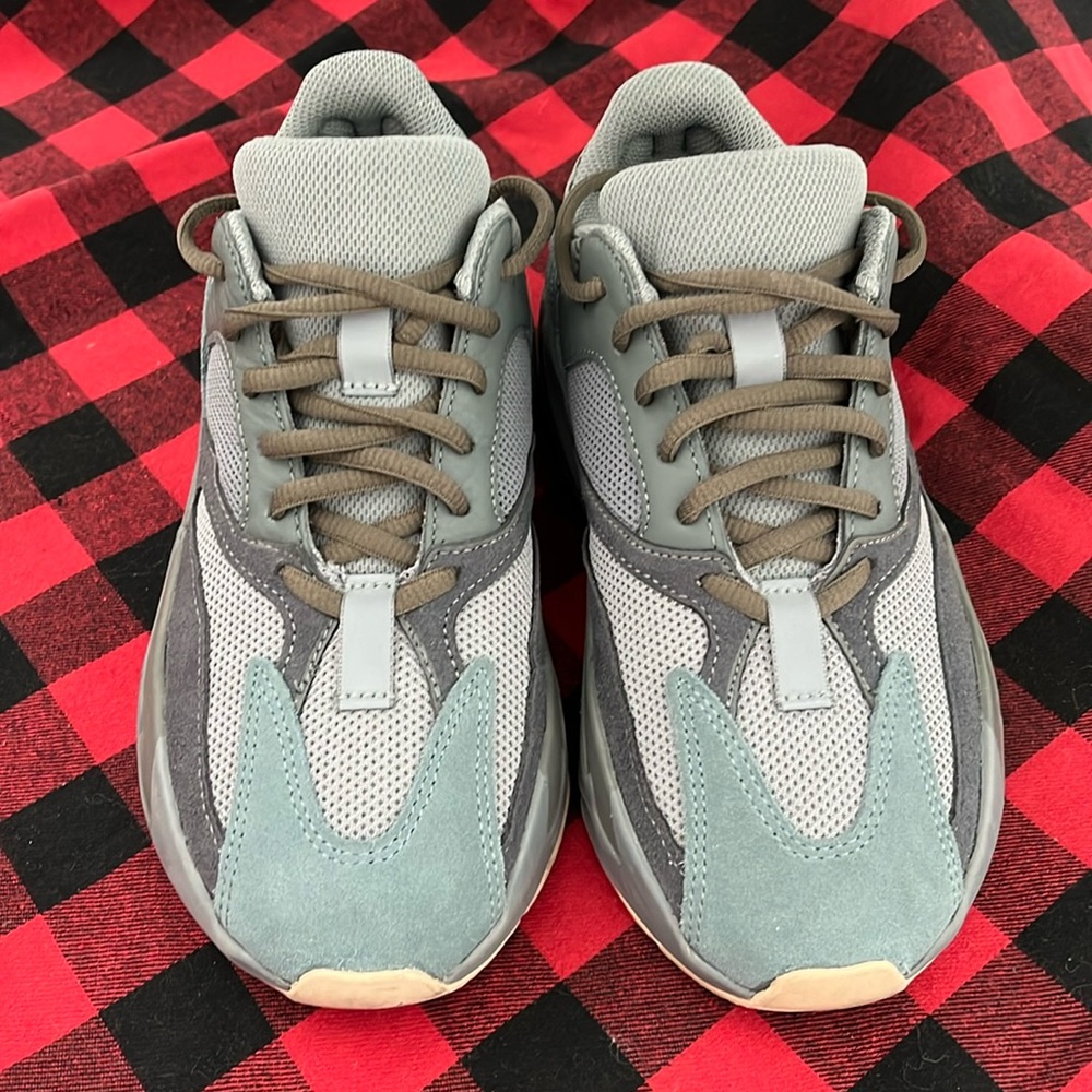 YEEZY BOOST 700 Teal Blue Size 5 Kids